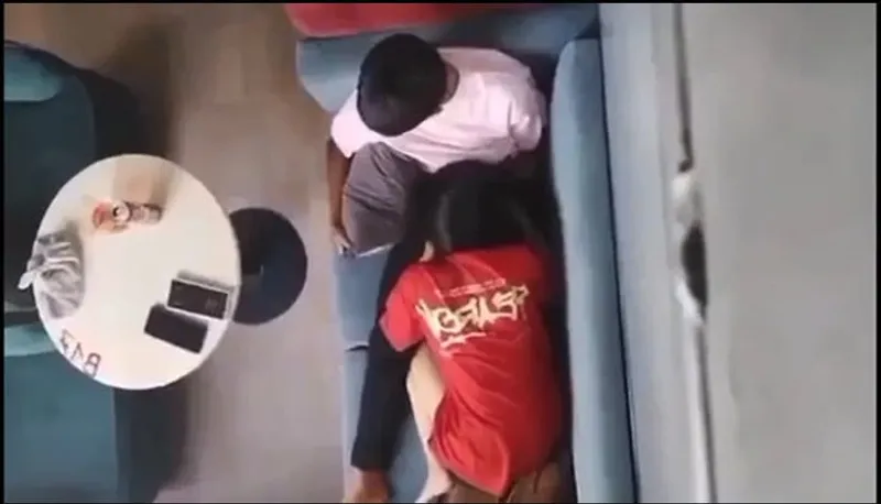 Quay lén em ghệ bú liếm cho người yêu nơi công cộng