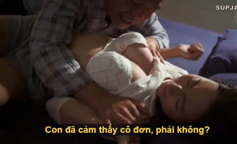 Nhìn con trai mải miết lao đầu vào việc, khiến người yêu của nó cô quạnh, ông bố chồng liều lĩnh đè con dâu ra nện.