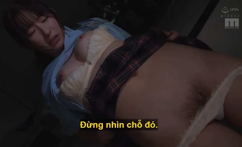 Ông chủ mưu tính đâm sầm vào em nhân viên kiêu kỳ lười nhác, suốt ngày cắm mặt nhắn tin yêu đương.