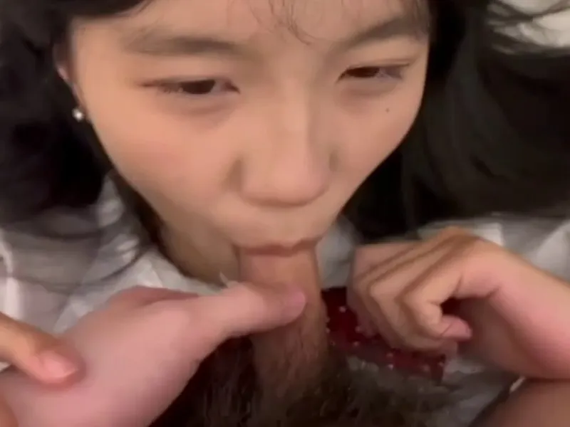 Em loli dễ thương mút chuối biến em thành con em đĩ dâm dục p2